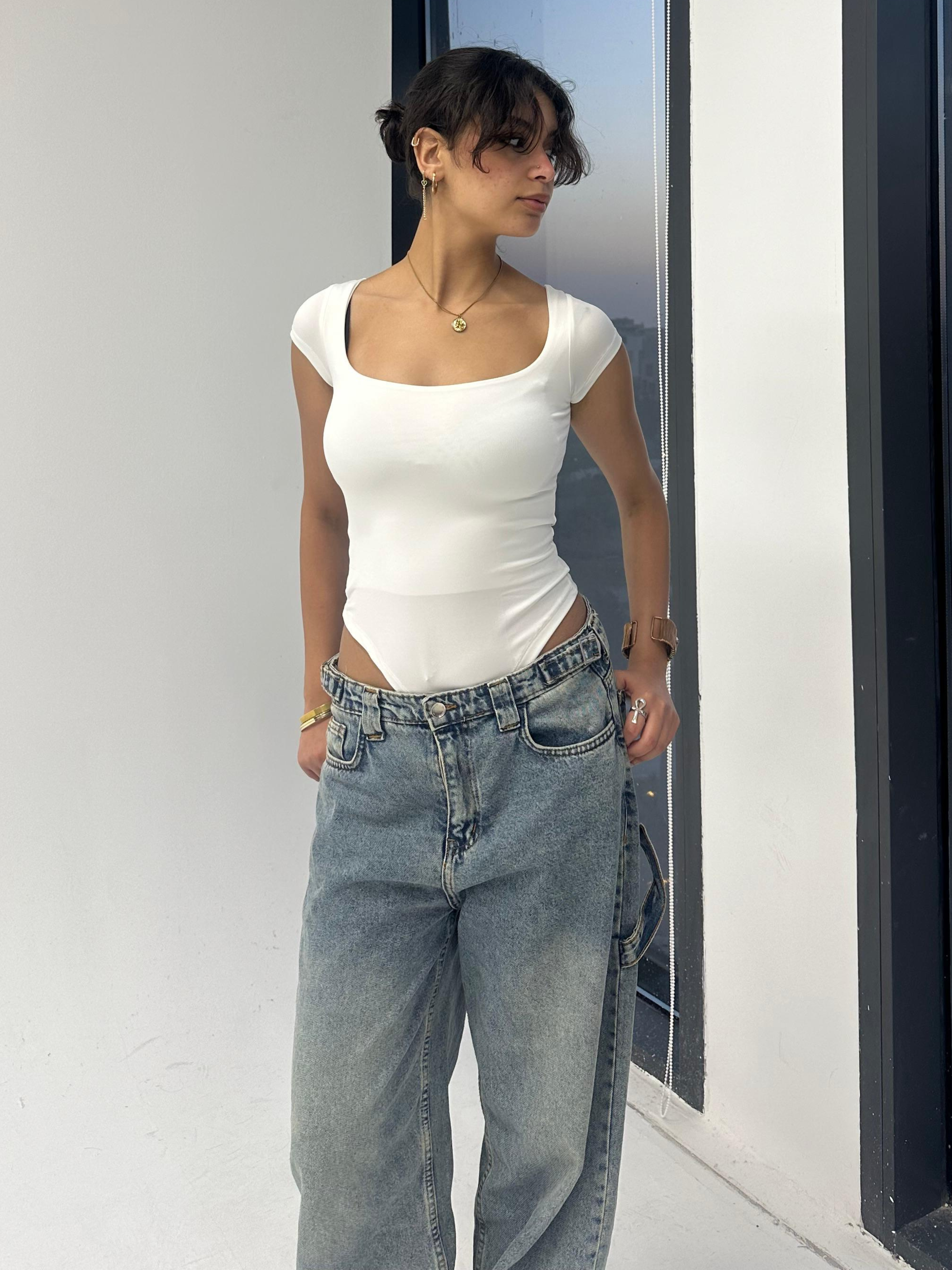 بدلة جسم بيضاء نصف كم