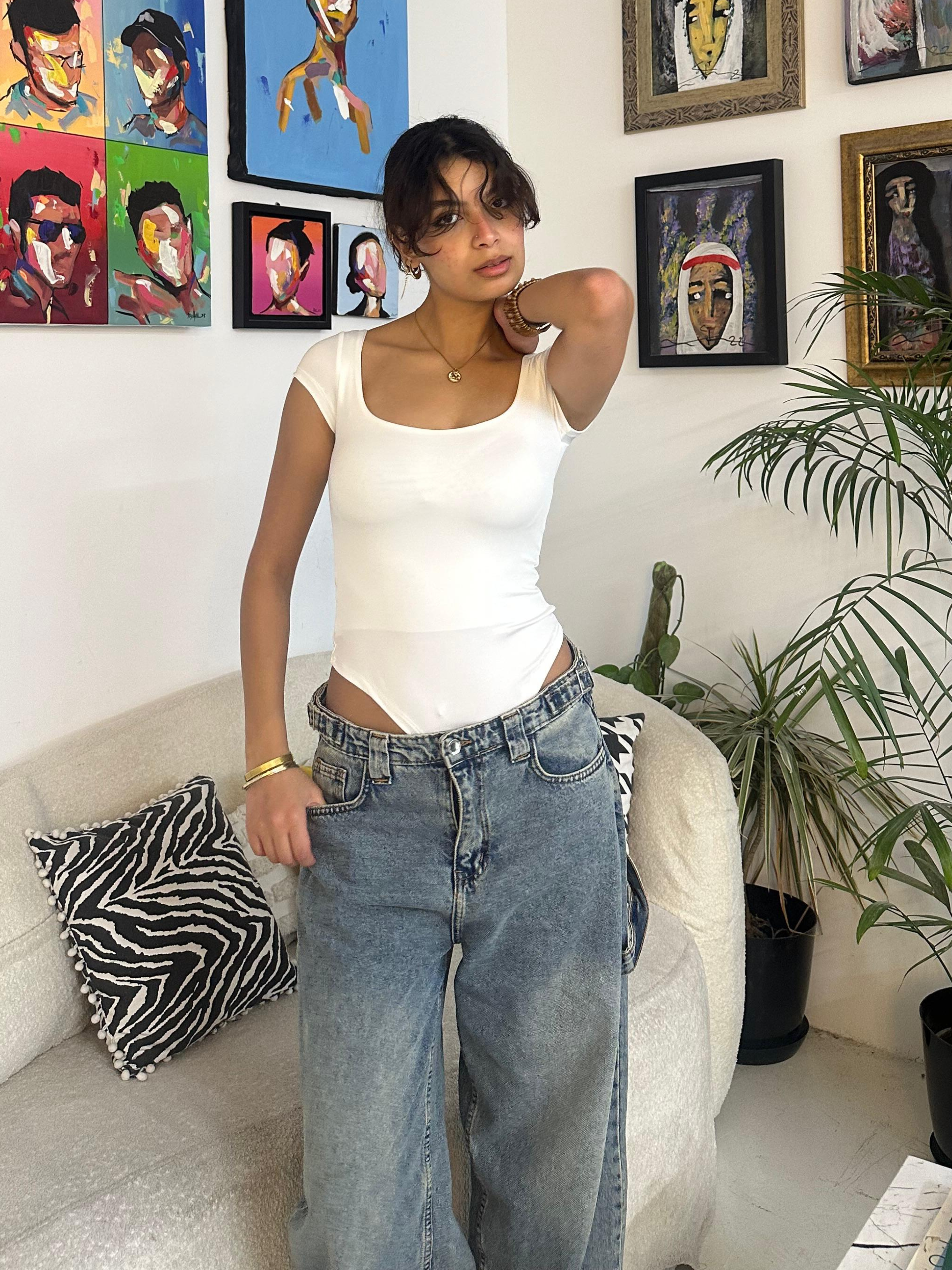 بدلة جسم بيضاء نصف كم