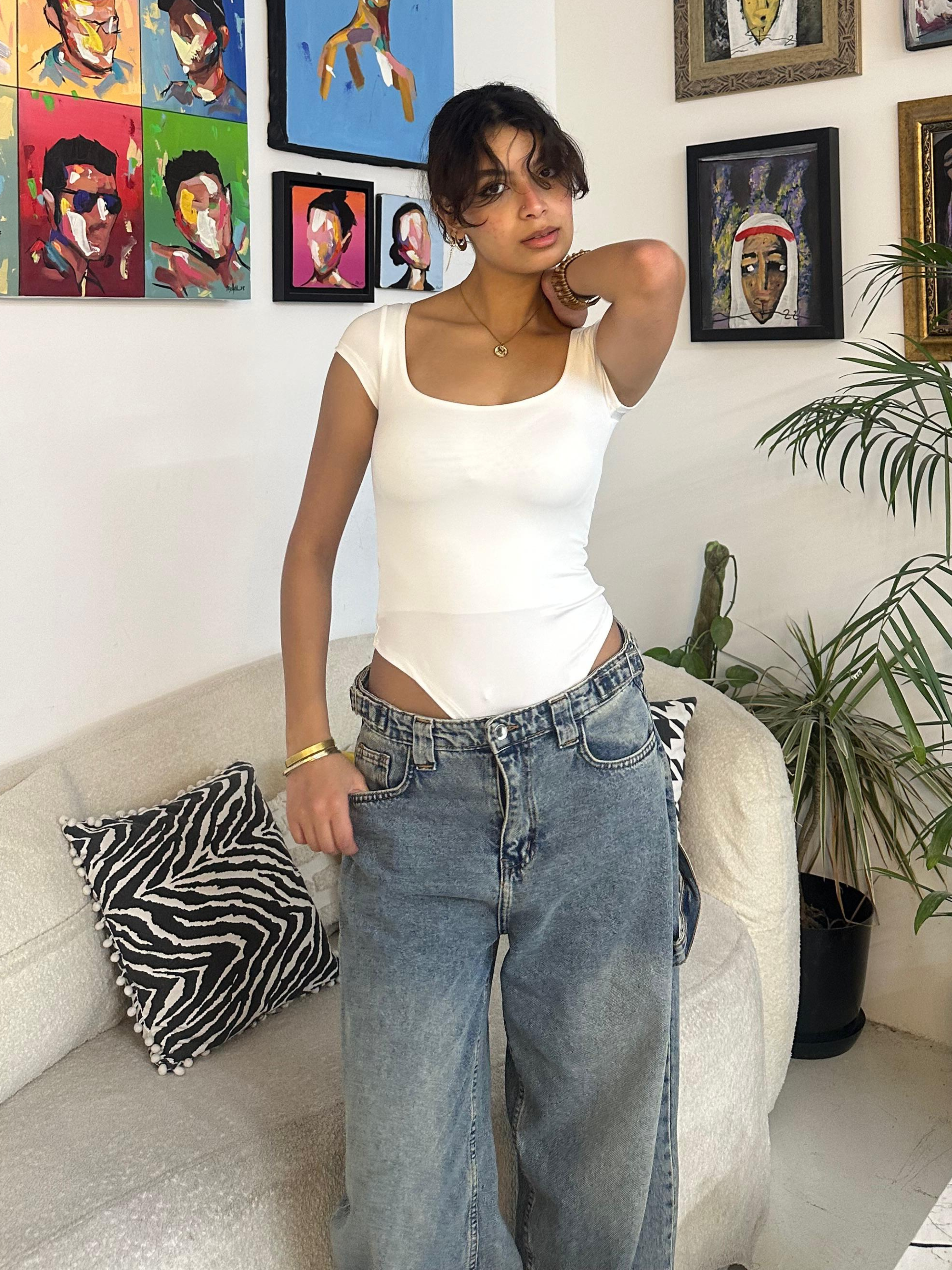 بدلة جسم بيضاء نصف كم