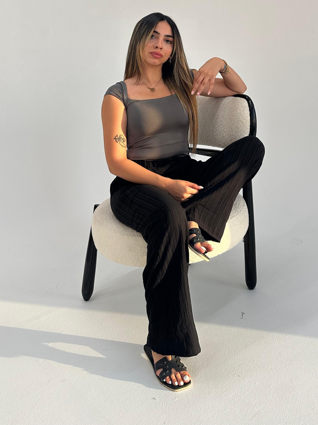 بدلة جسم رمادية بنصف كم