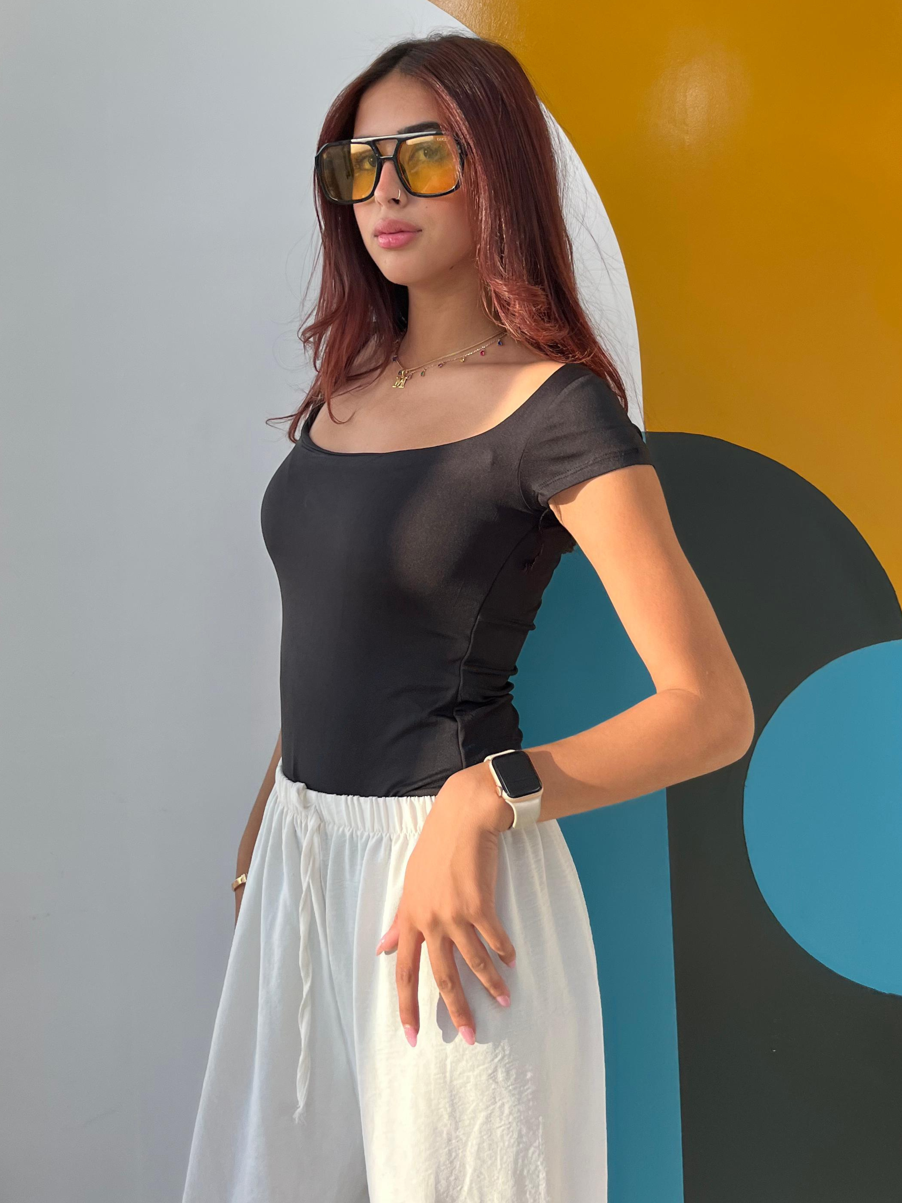 بدلة جسم سوداء بنصف كم