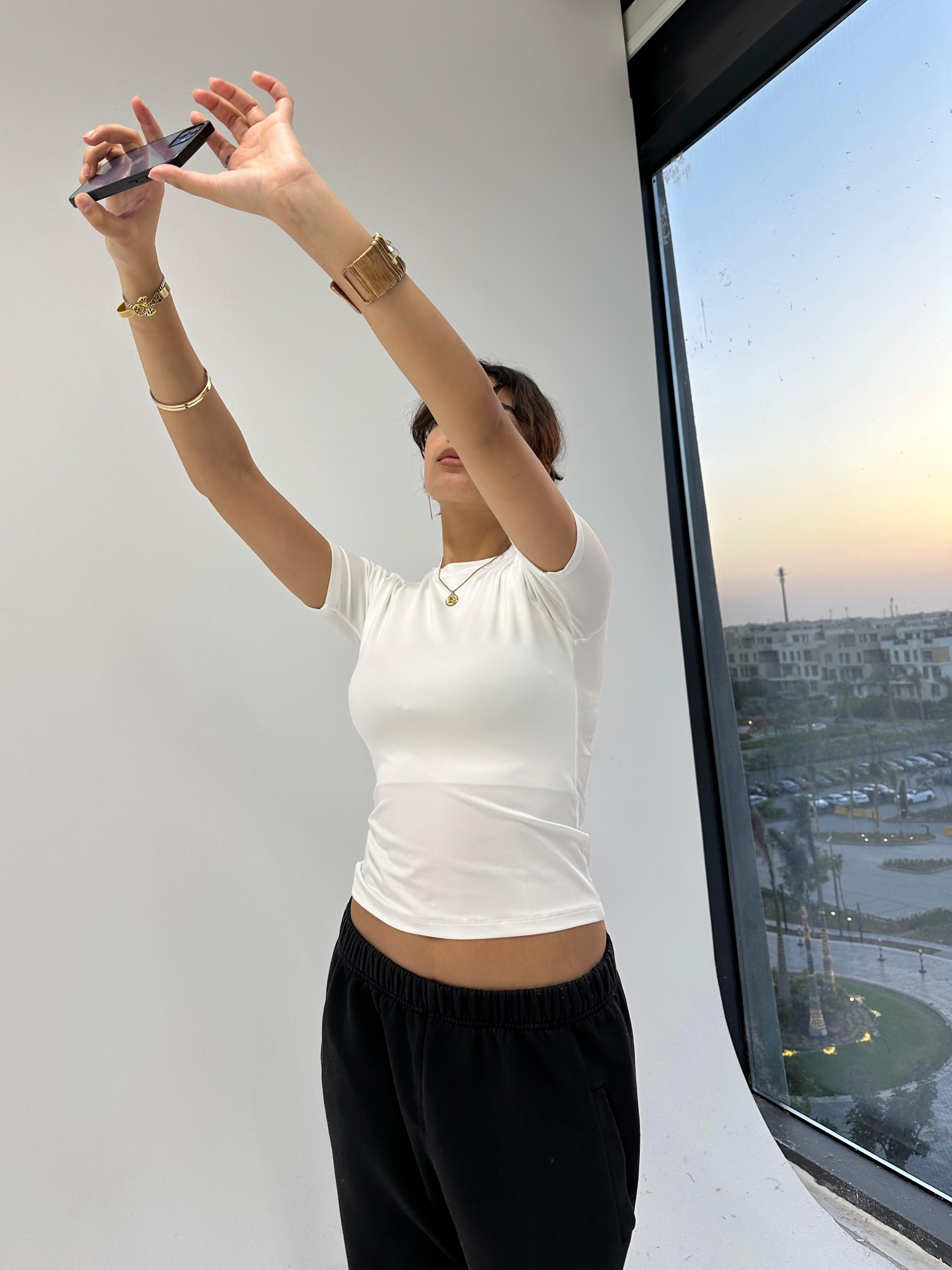 بلوزة بيضاء أنيقة بأكمام نصفية