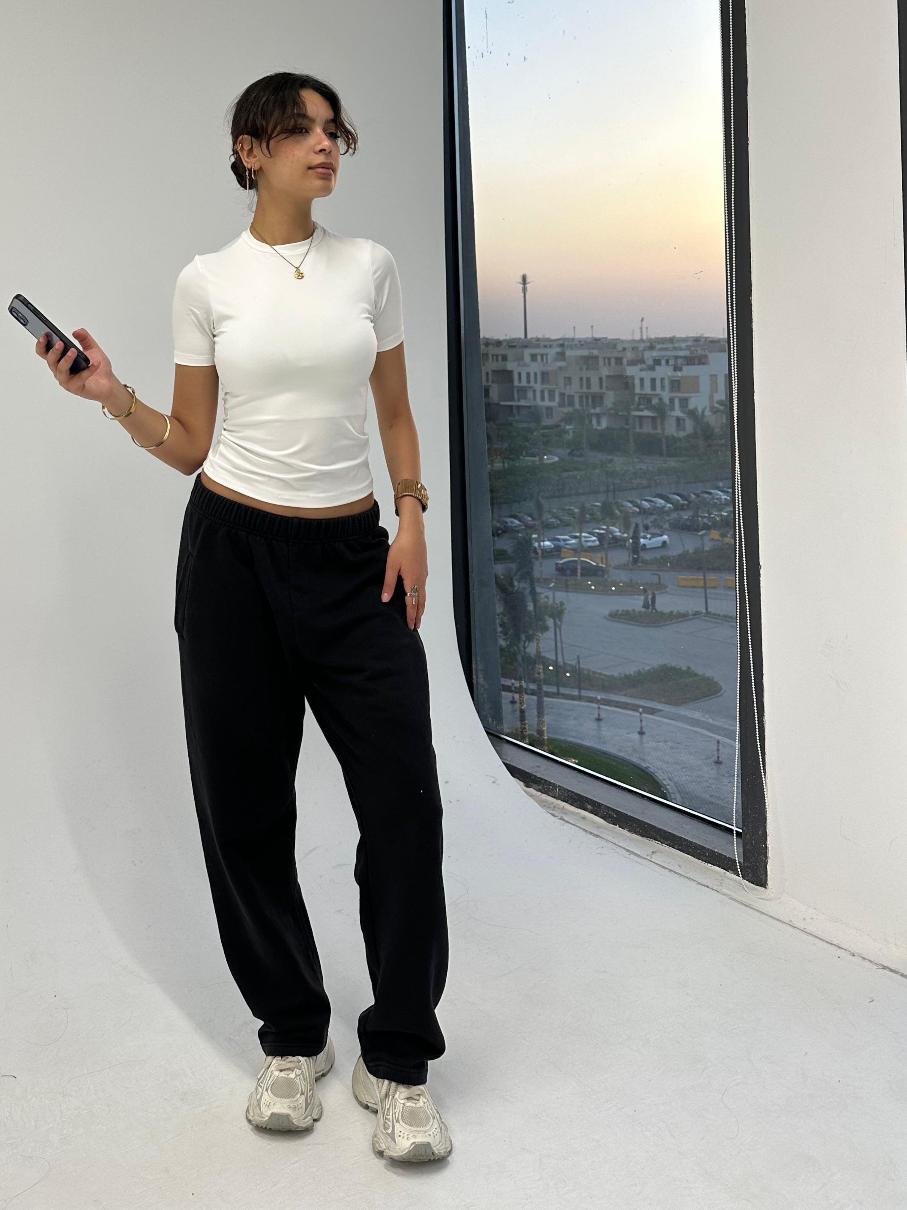 بلوزة بيضاء أنيقة بأكمام نصفية