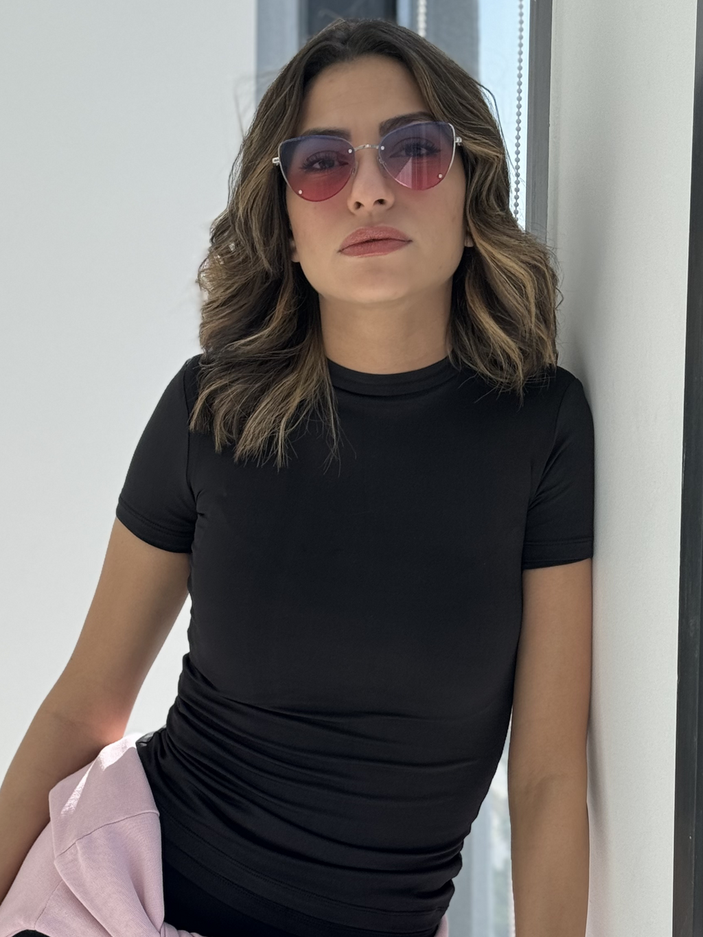 بلوزة سوداء أنيقة بأكمام نصفية