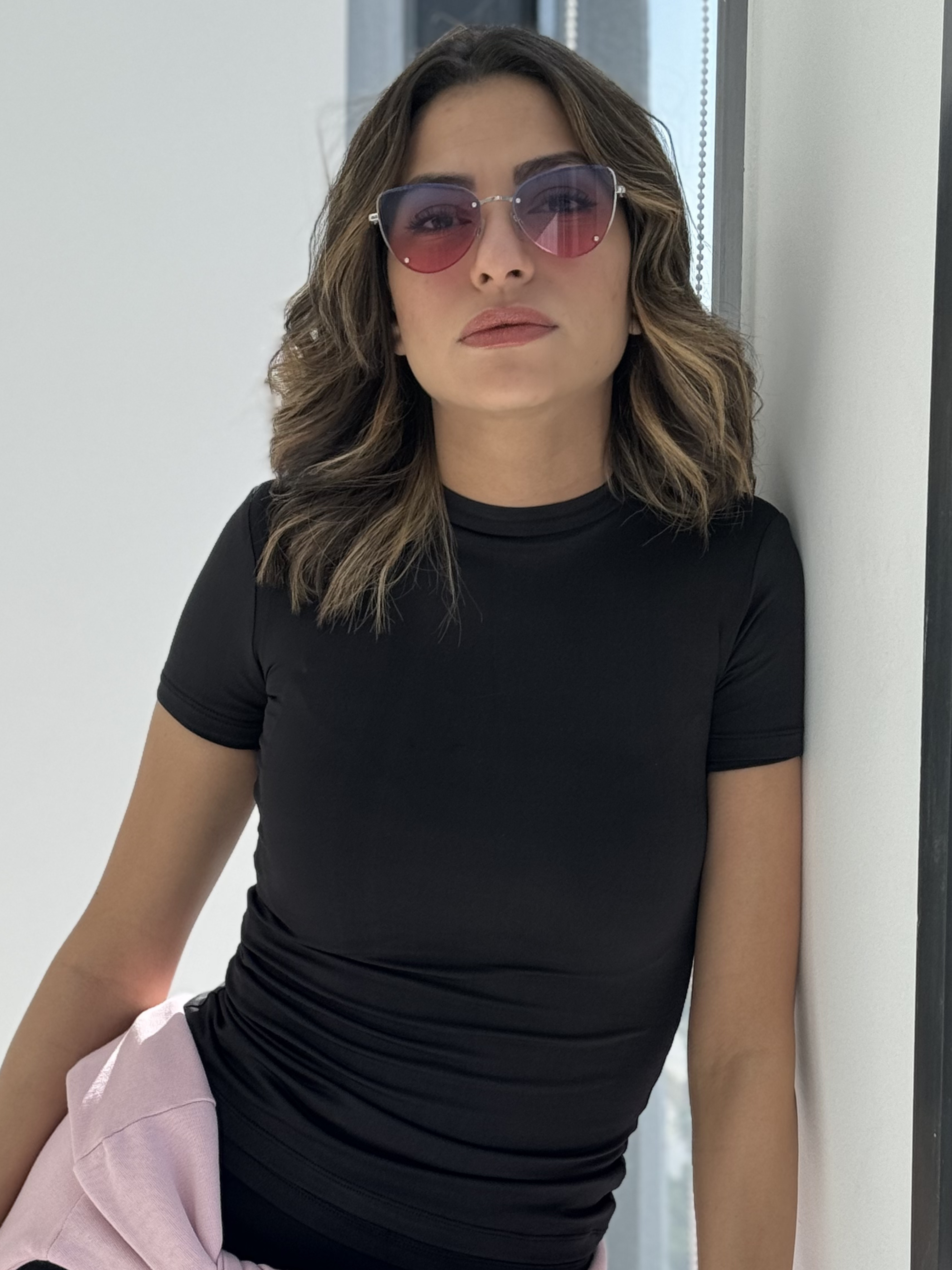 بلوزة سوداء أنيقة بأكمام نصفية