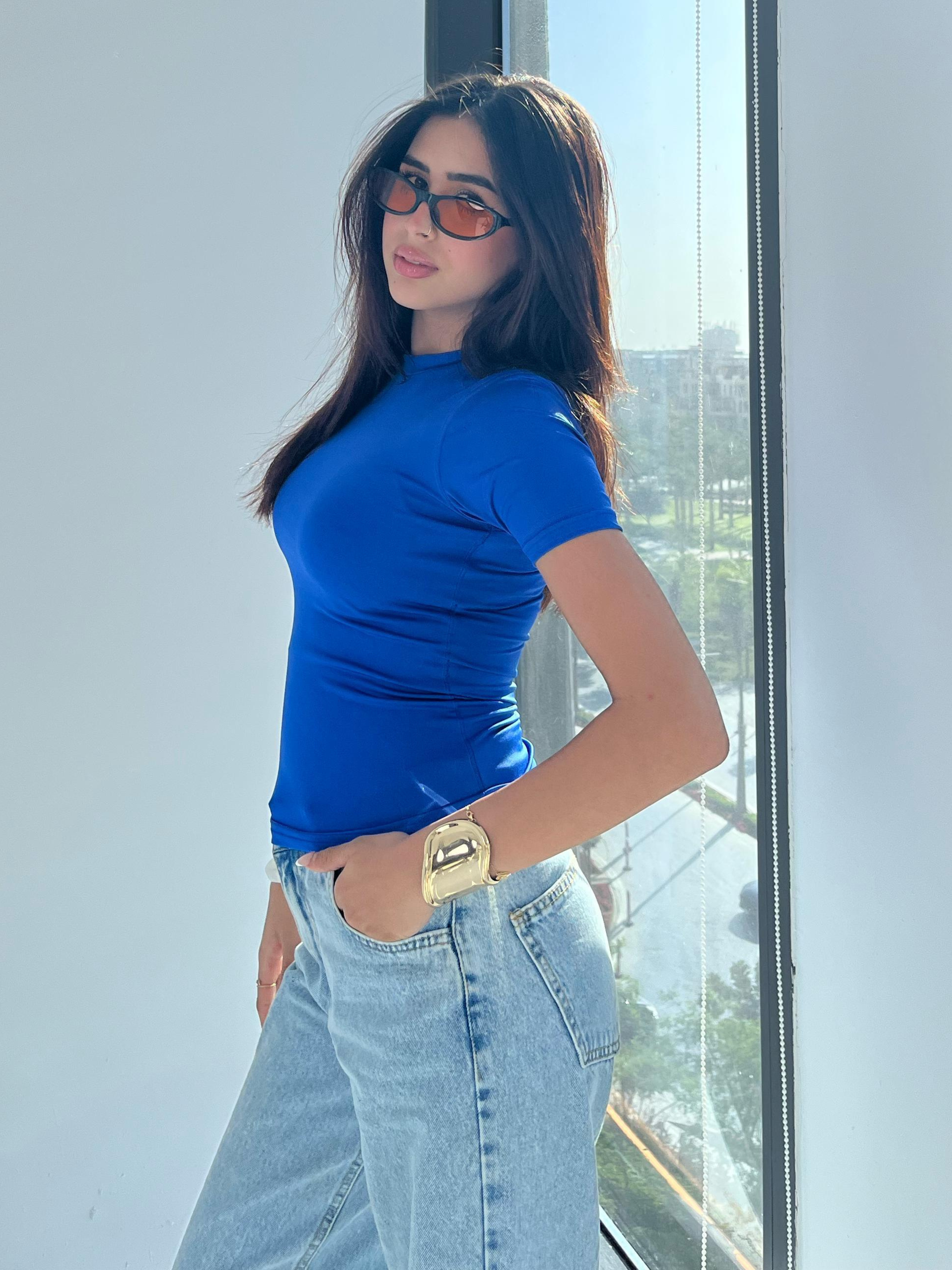 بلوزة أنيقة بأكمام نصفية باللون الأزرق الملكي