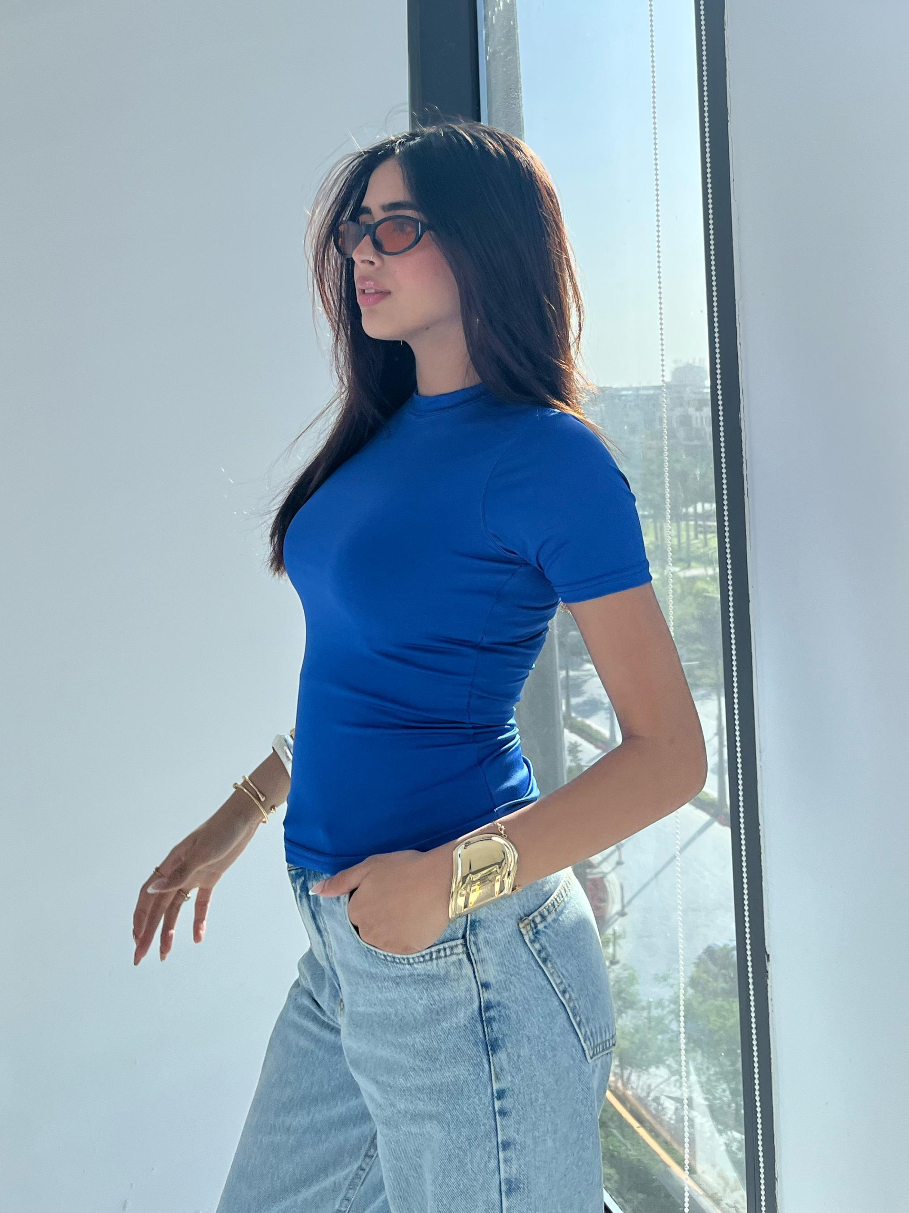 بلوزة أنيقة بأكمام نصفية باللون الأزرق الملكي