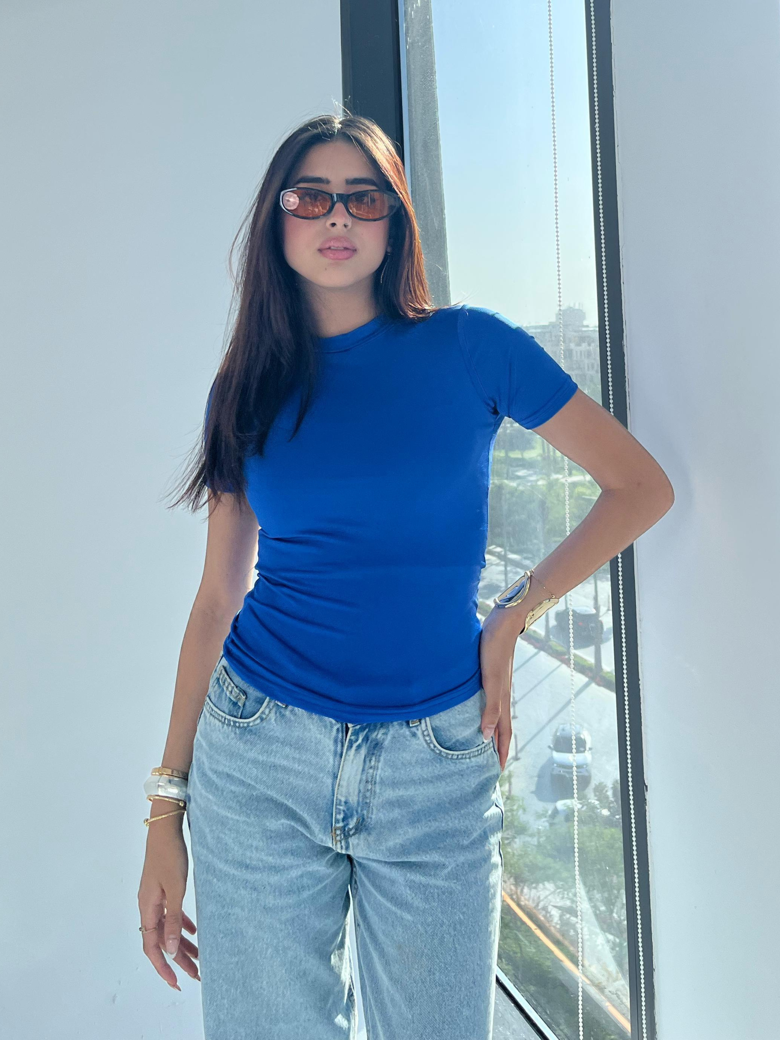 بلوزة أنيقة بأكمام نصفية باللون الأزرق الملكي