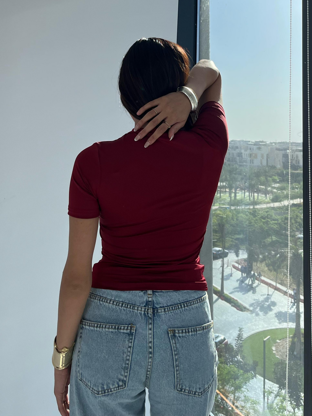 بلوزة بورجوندي أنيقة بأكمام نصفية