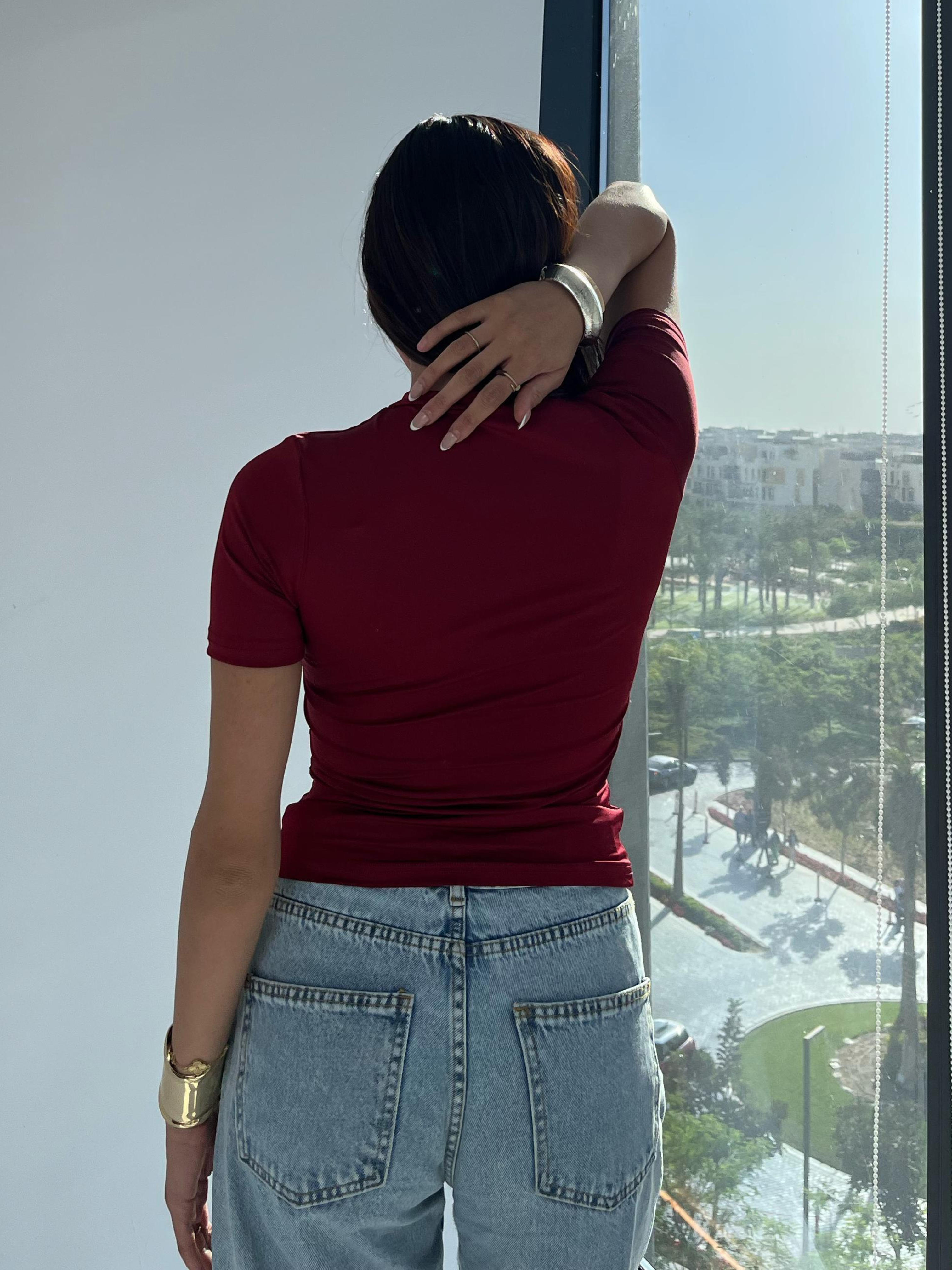 بلوزة بورجوندي أنيقة بأكمام نصفية