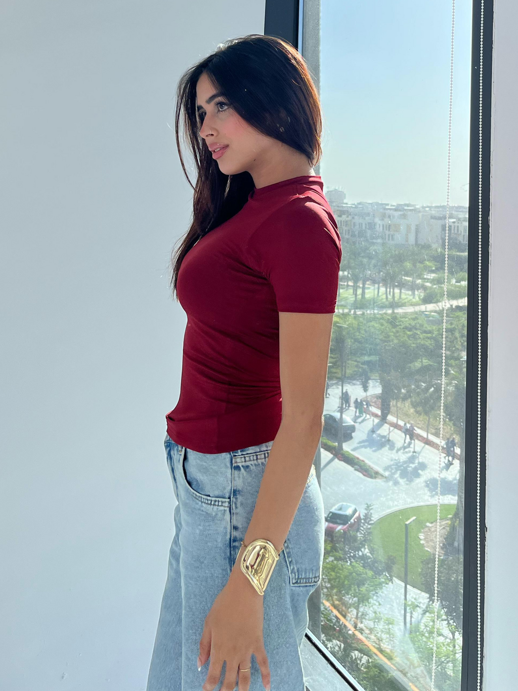 بلوزة بورجوندي أنيقة بأكمام نصفية