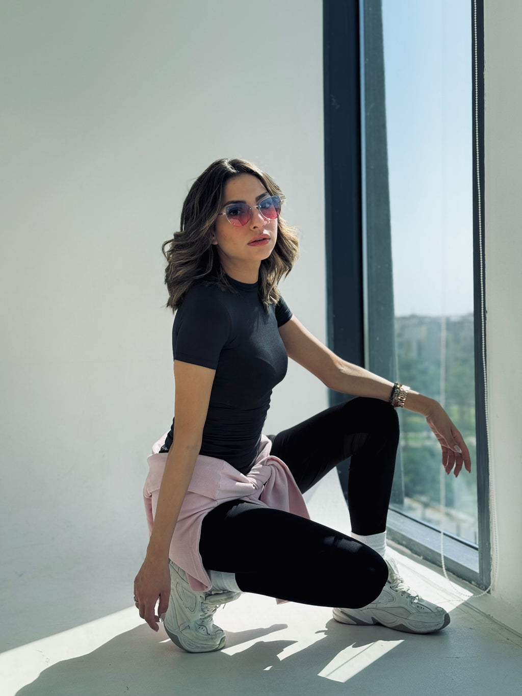 بلوزة سوداء أنيقة بأكمام نصفية