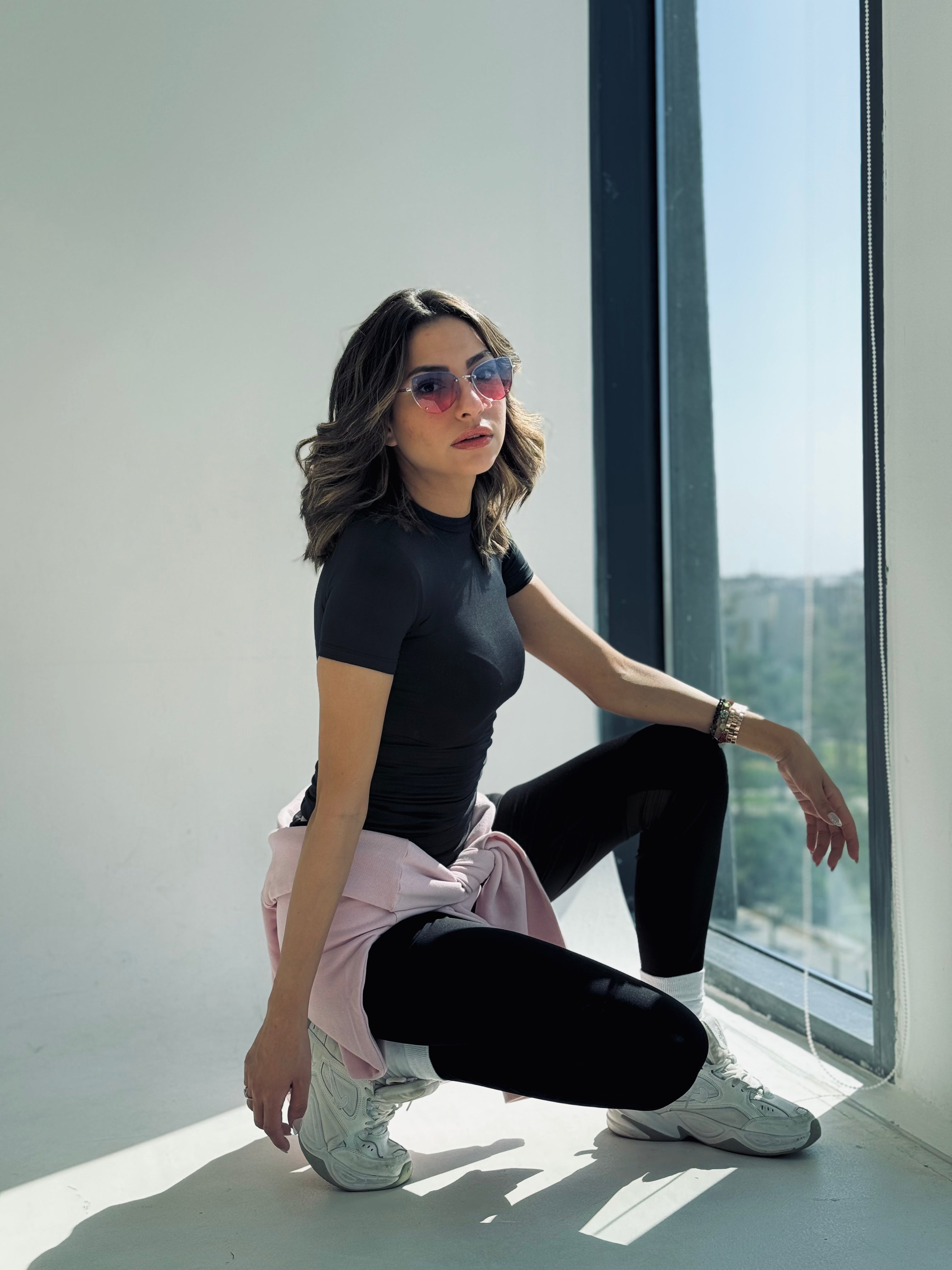 بلوزة سوداء أنيقة بأكمام نصفية