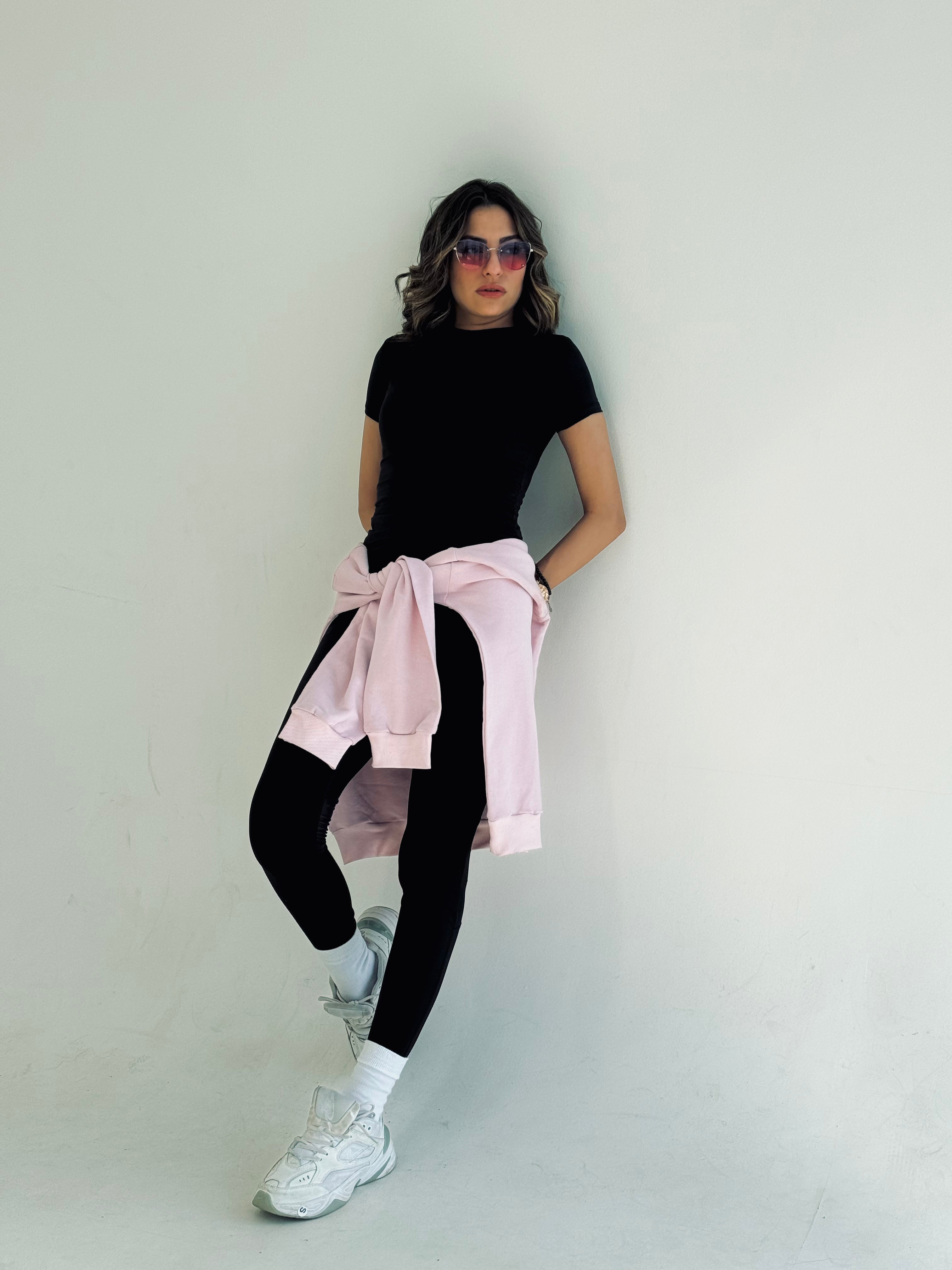 بلوزة سوداء أنيقة بأكمام نصفية