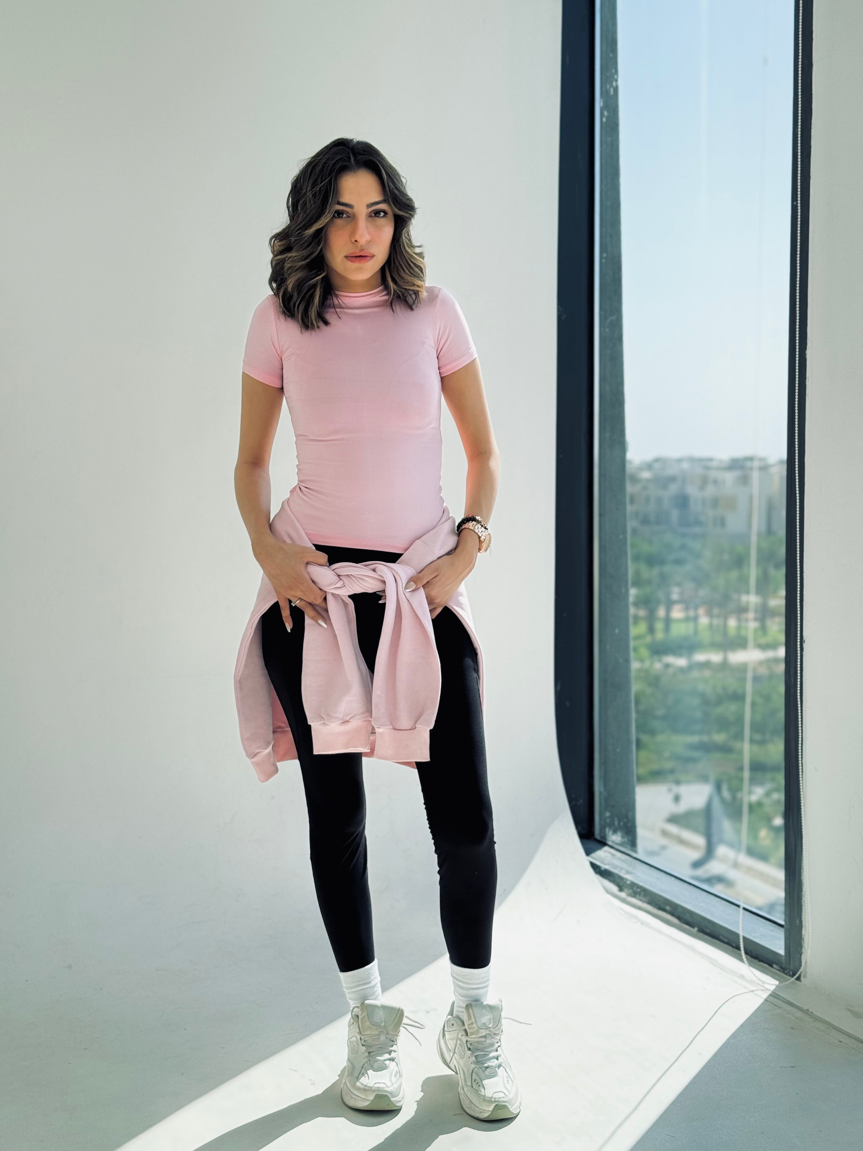 بلوزة وردية أنيقة بأكمام نصفية