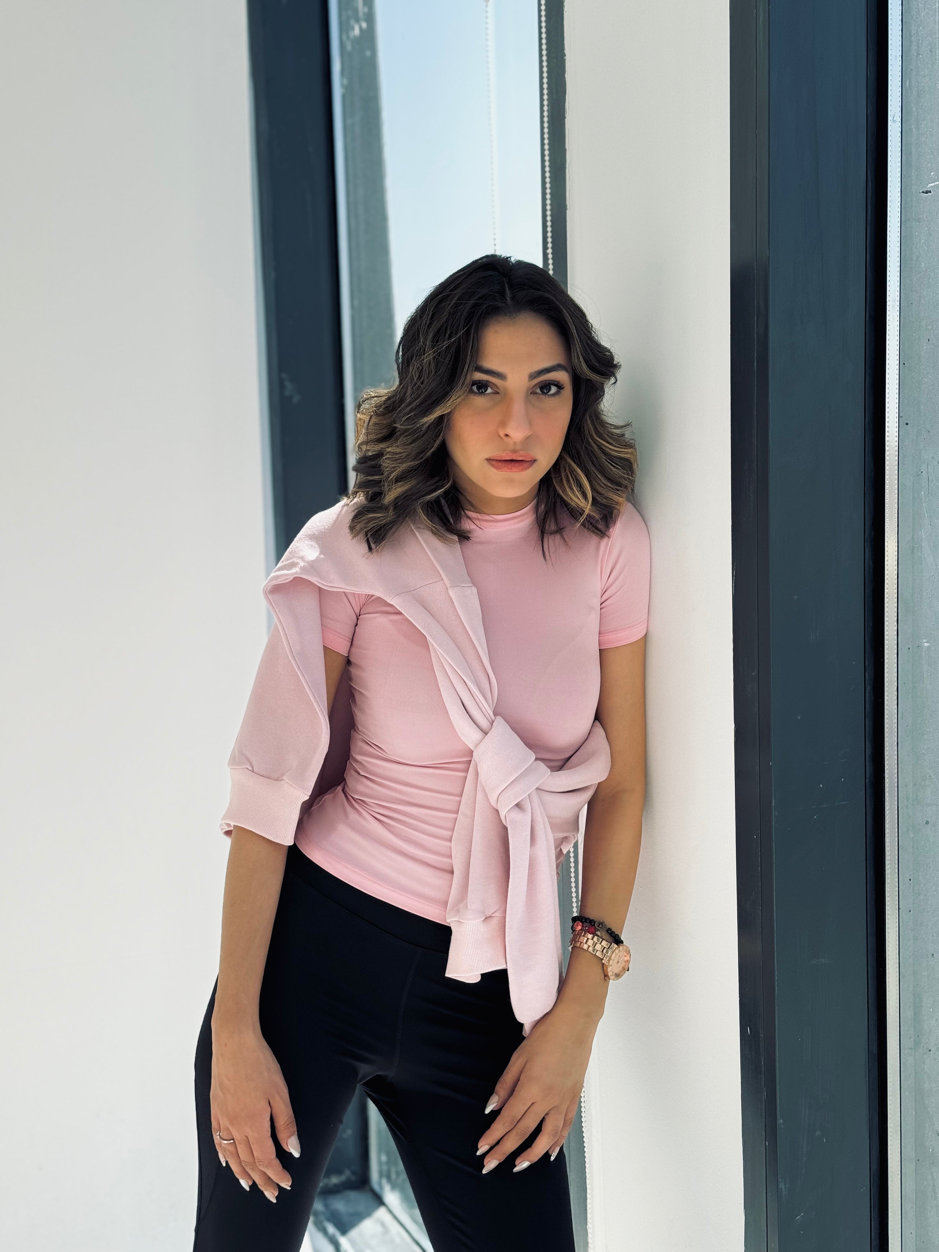 بلوزة وردية أنيقة بأكمام نصفية