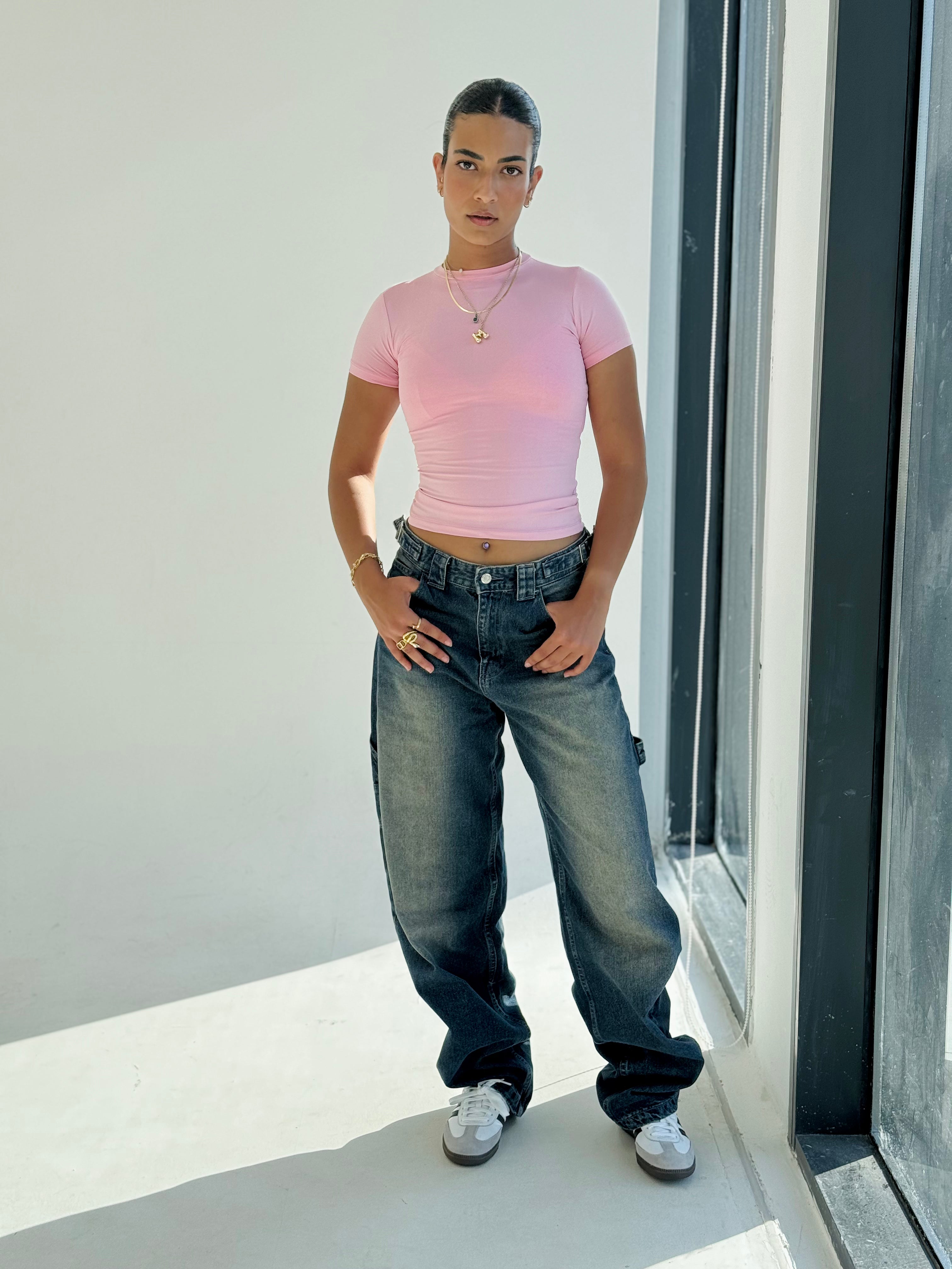 بلوزة وردية أنيقة بأكمام نصفية