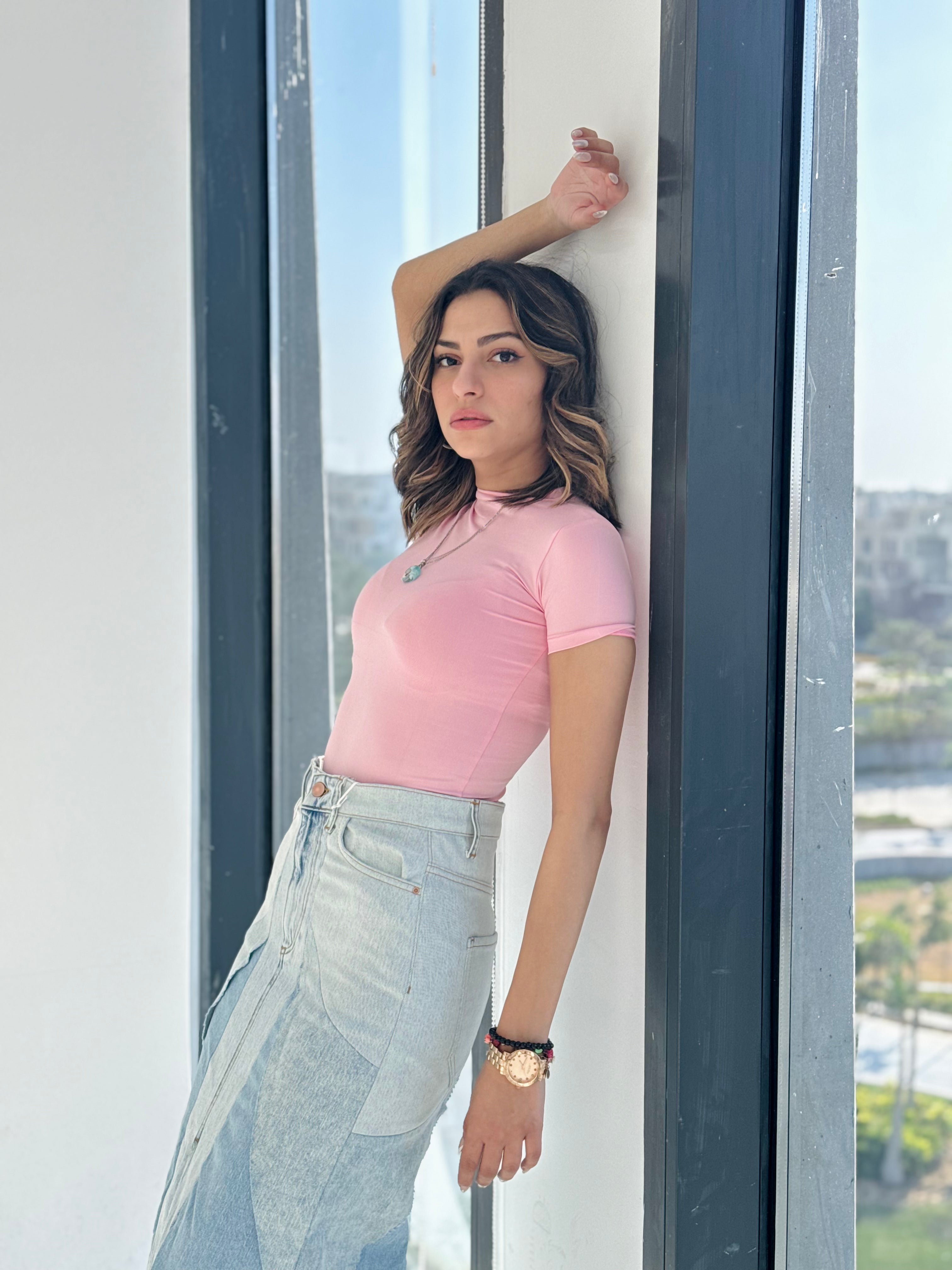 بلوزة وردية أنيقة بأكمام نصفية