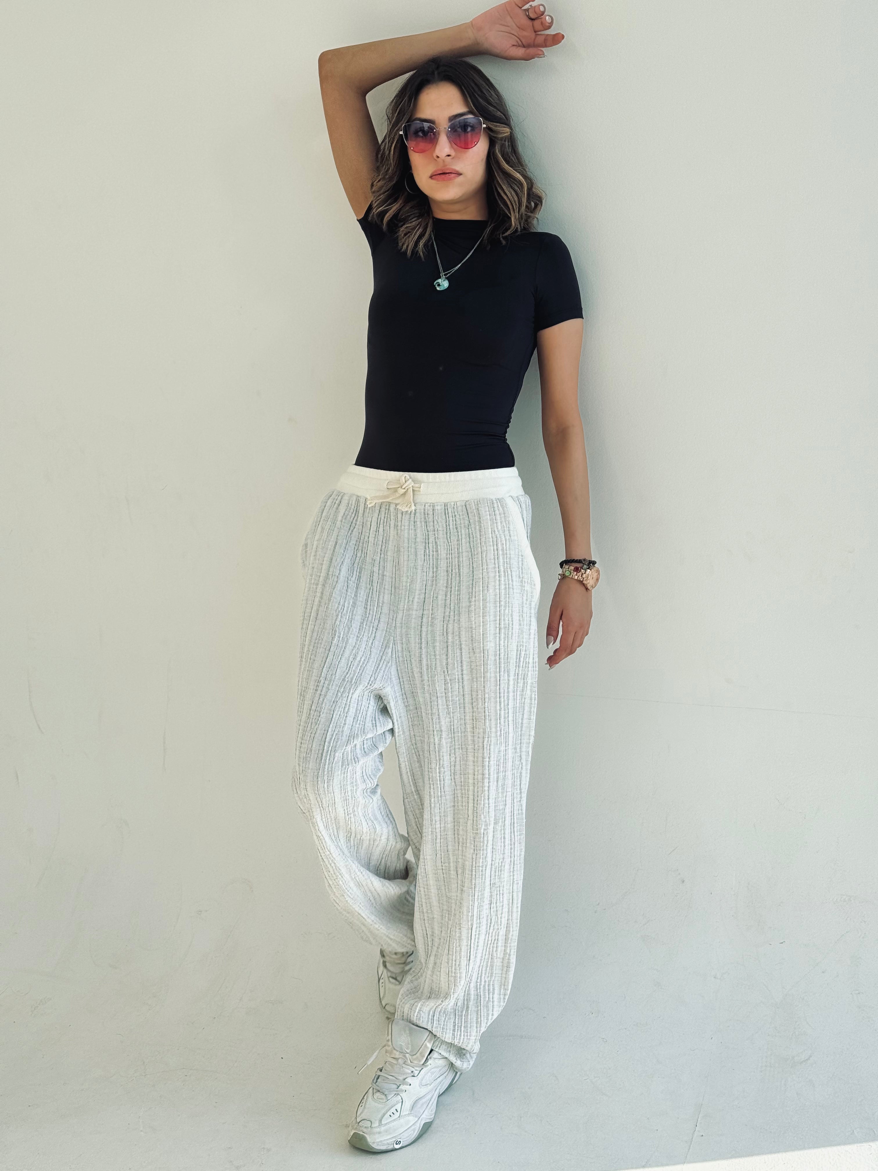 بلوزة سوداء أنيقة بأكمام نصفية