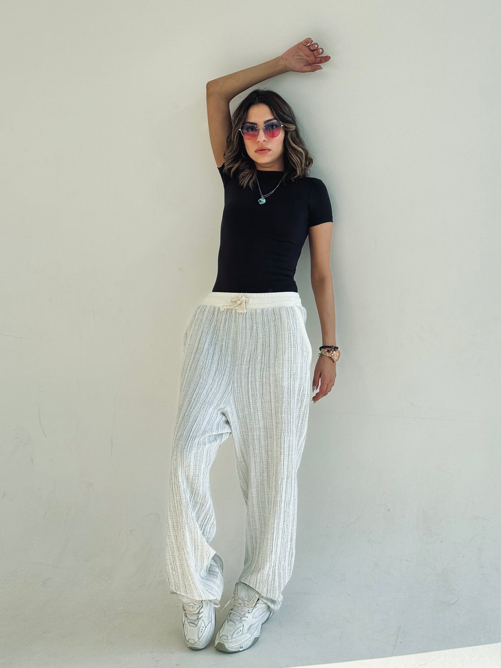 بلوزة سوداء أنيقة بأكمام نصفية