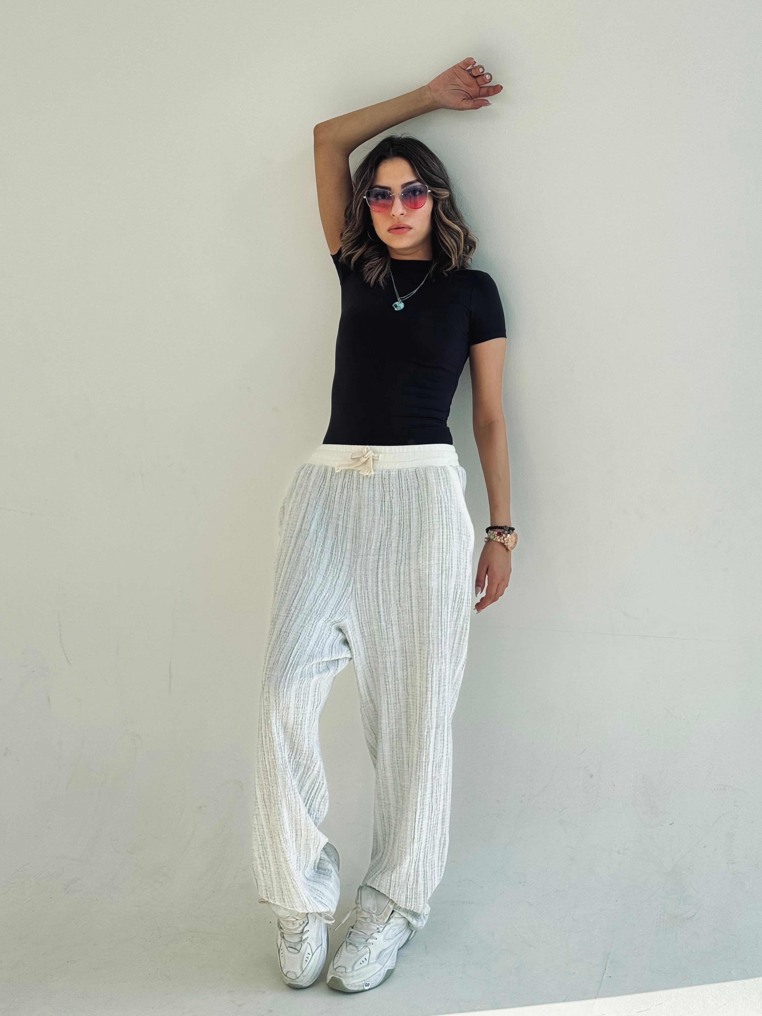 بلوزة سوداء أنيقة بأكمام نصفية