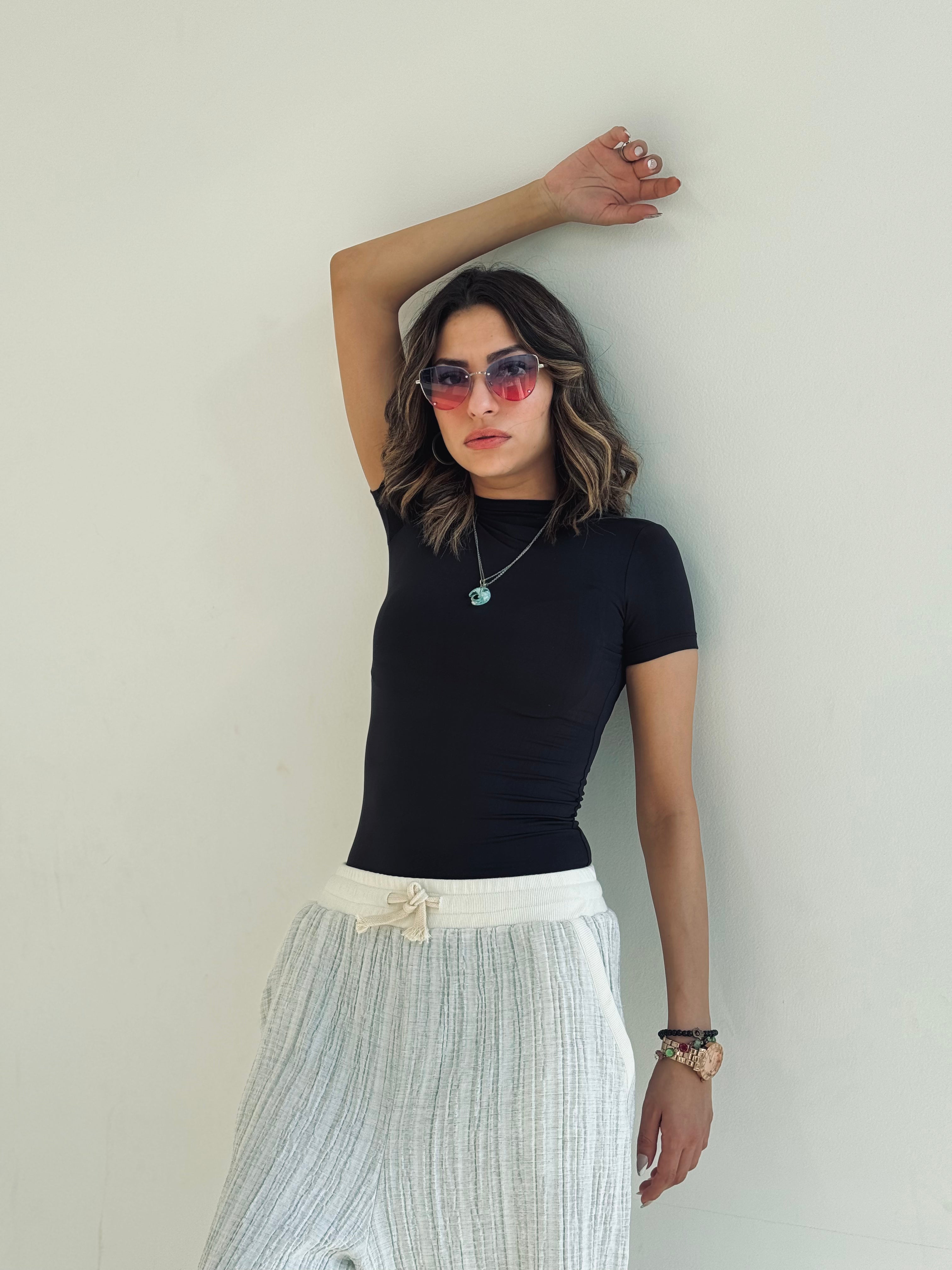 بلوزة سوداء أنيقة بأكمام نصفية