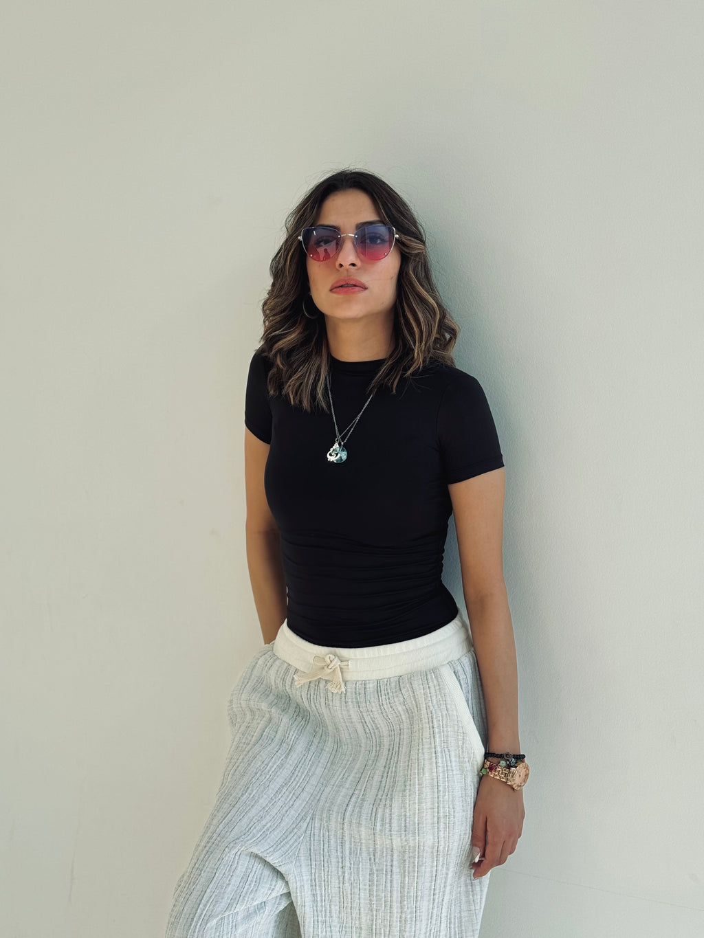 بلوزة سوداء أنيقة بأكمام نصفية