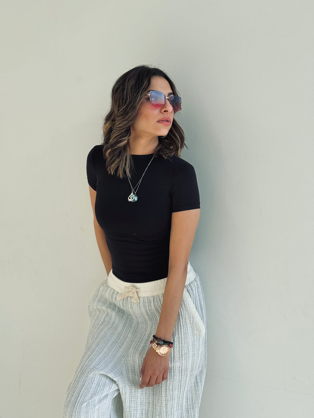 بلوزة سوداء أنيقة بأكمام نصفية