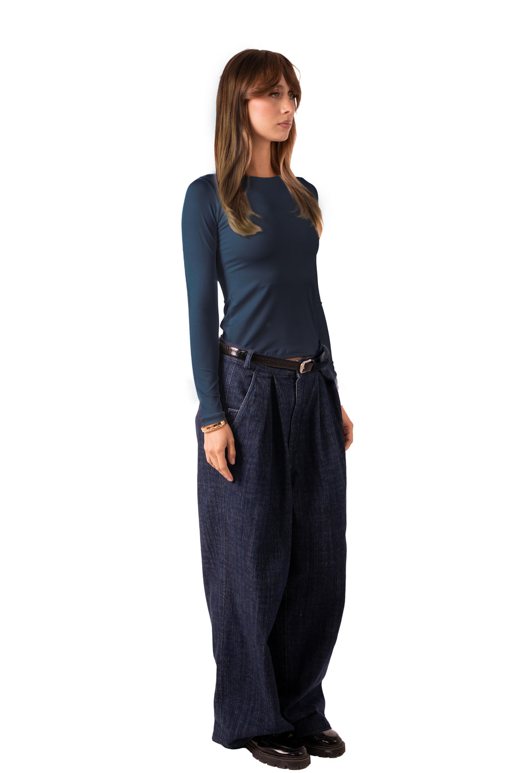 بلوزة بفتحة رقبة دائرية - بيضاء