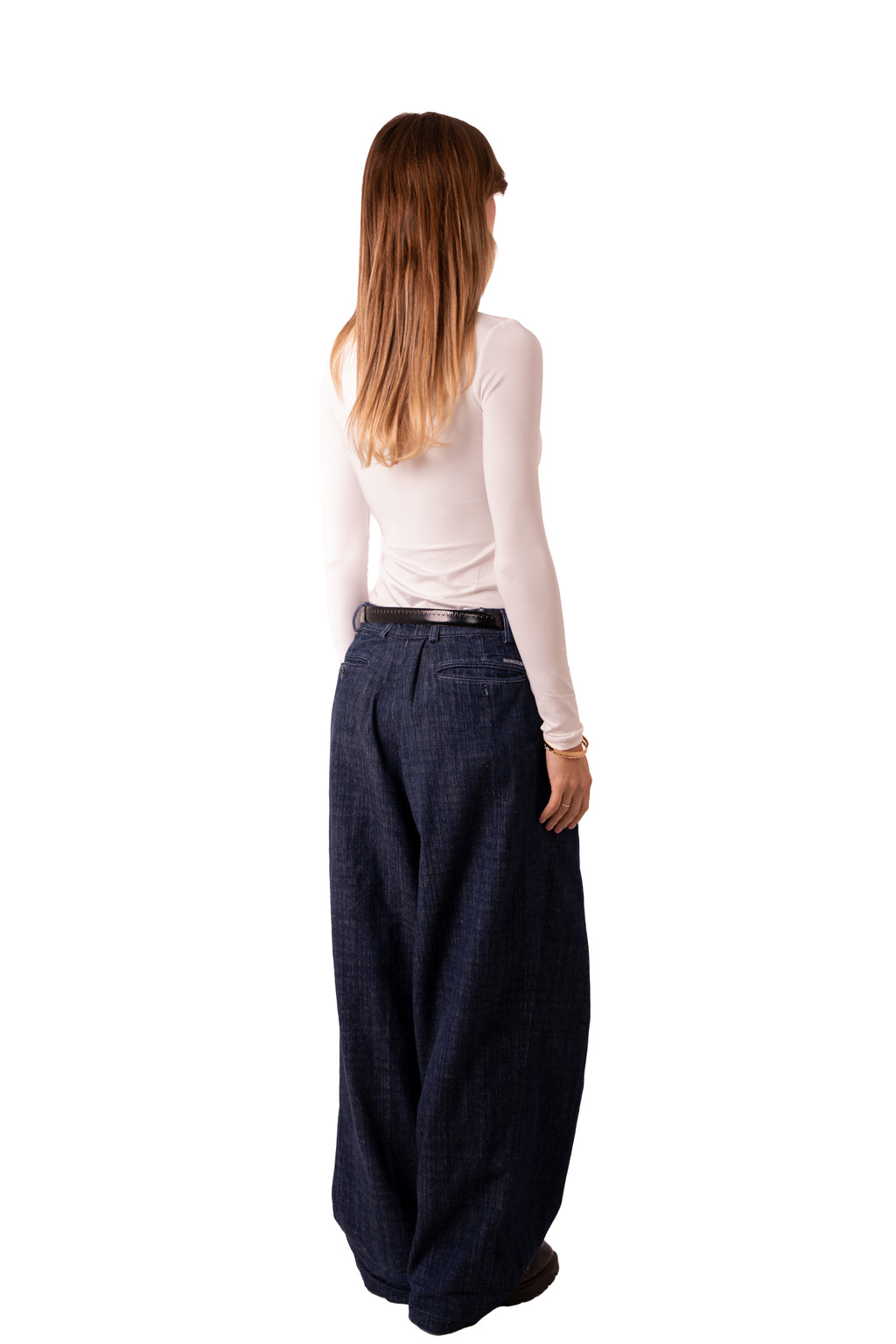 بلوزة بفتحة رقبة دائرية - بيضاء