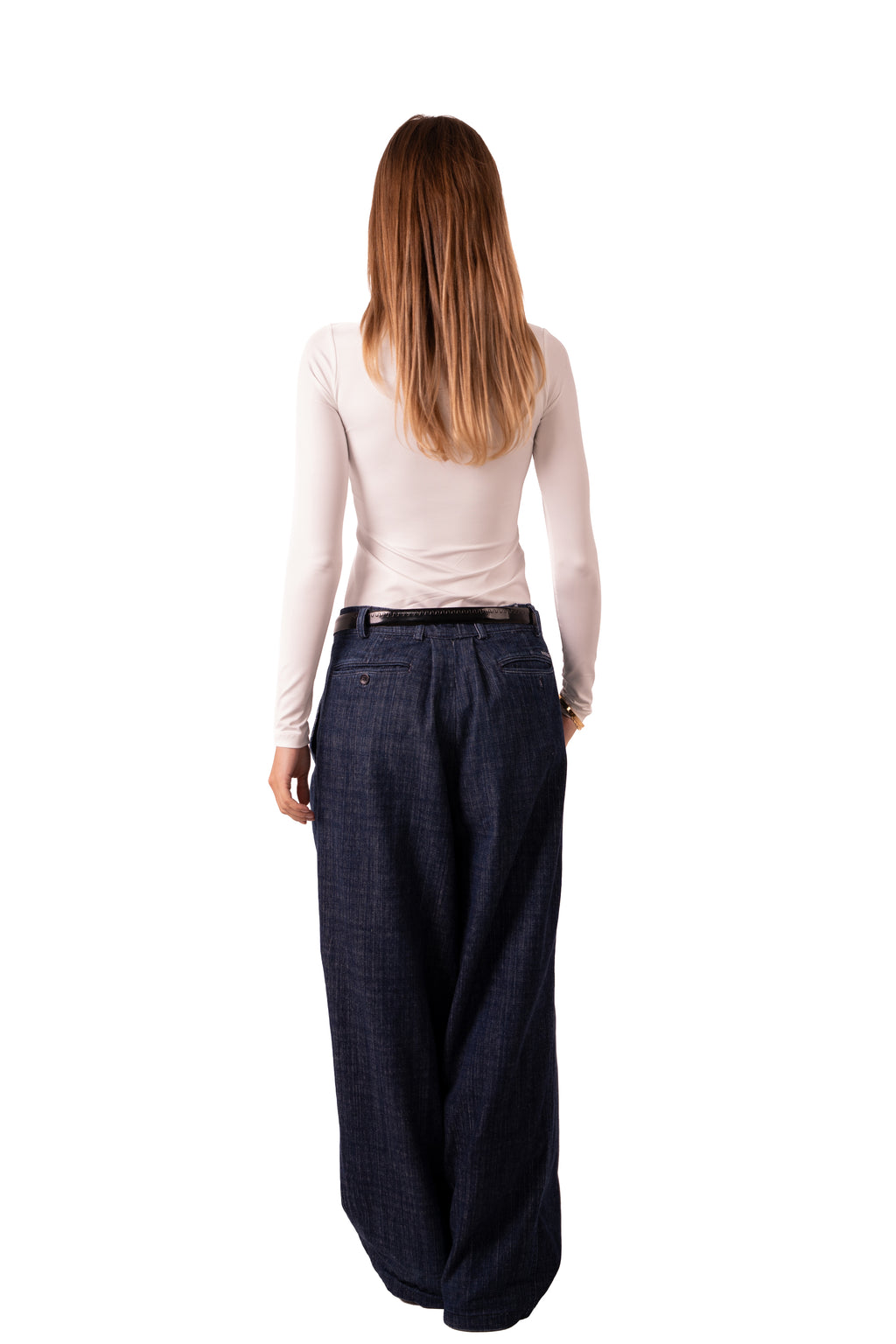 بلوزة بفتحة رقبة دائرية - بيضاء