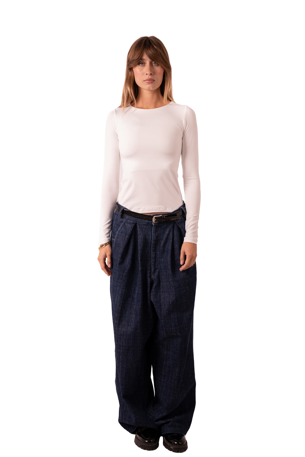 بلوزة بفتحة رقبة دائرية - بيضاء