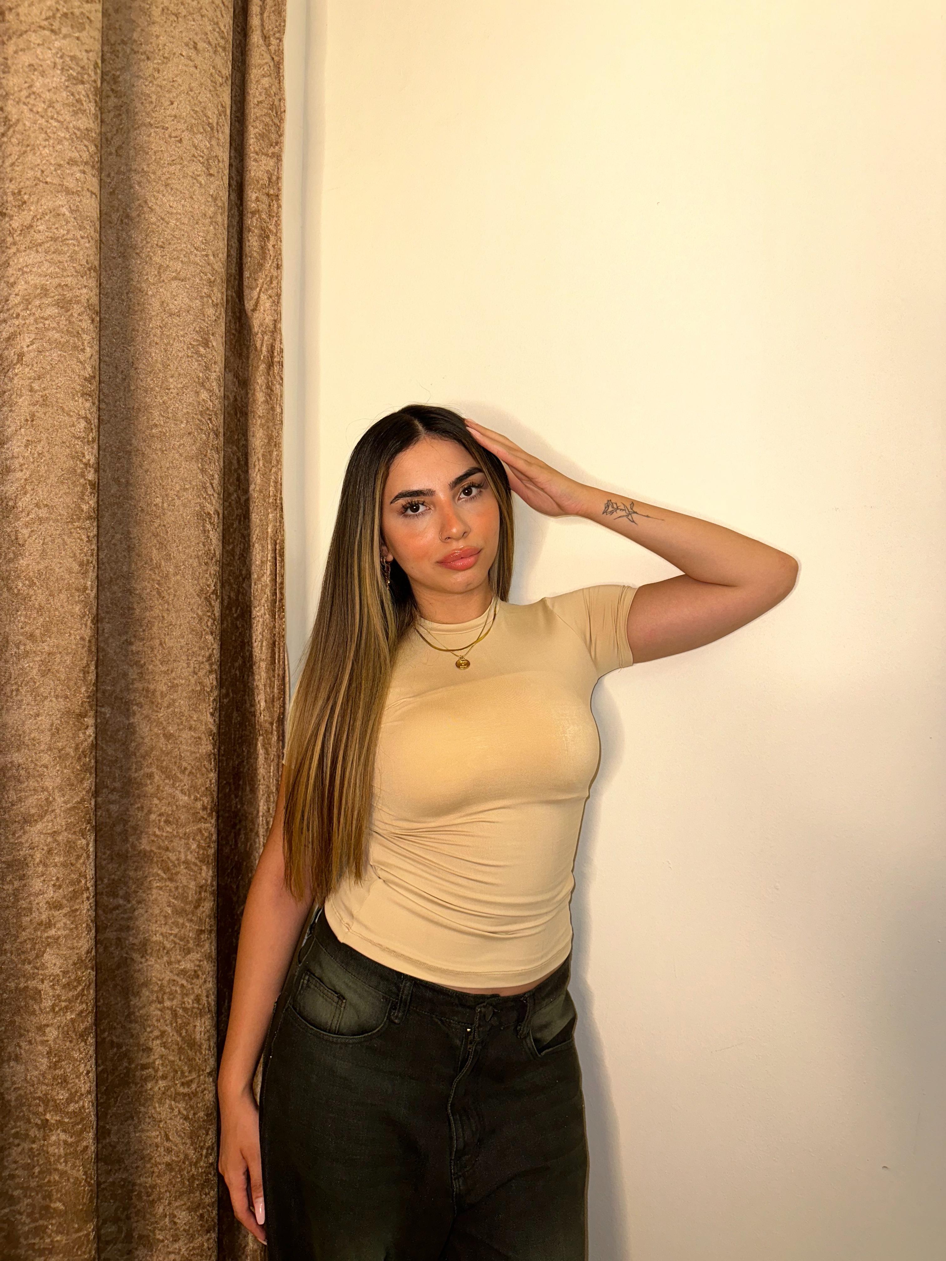 بلوزة بيج أنيقة بأكمام نصفية