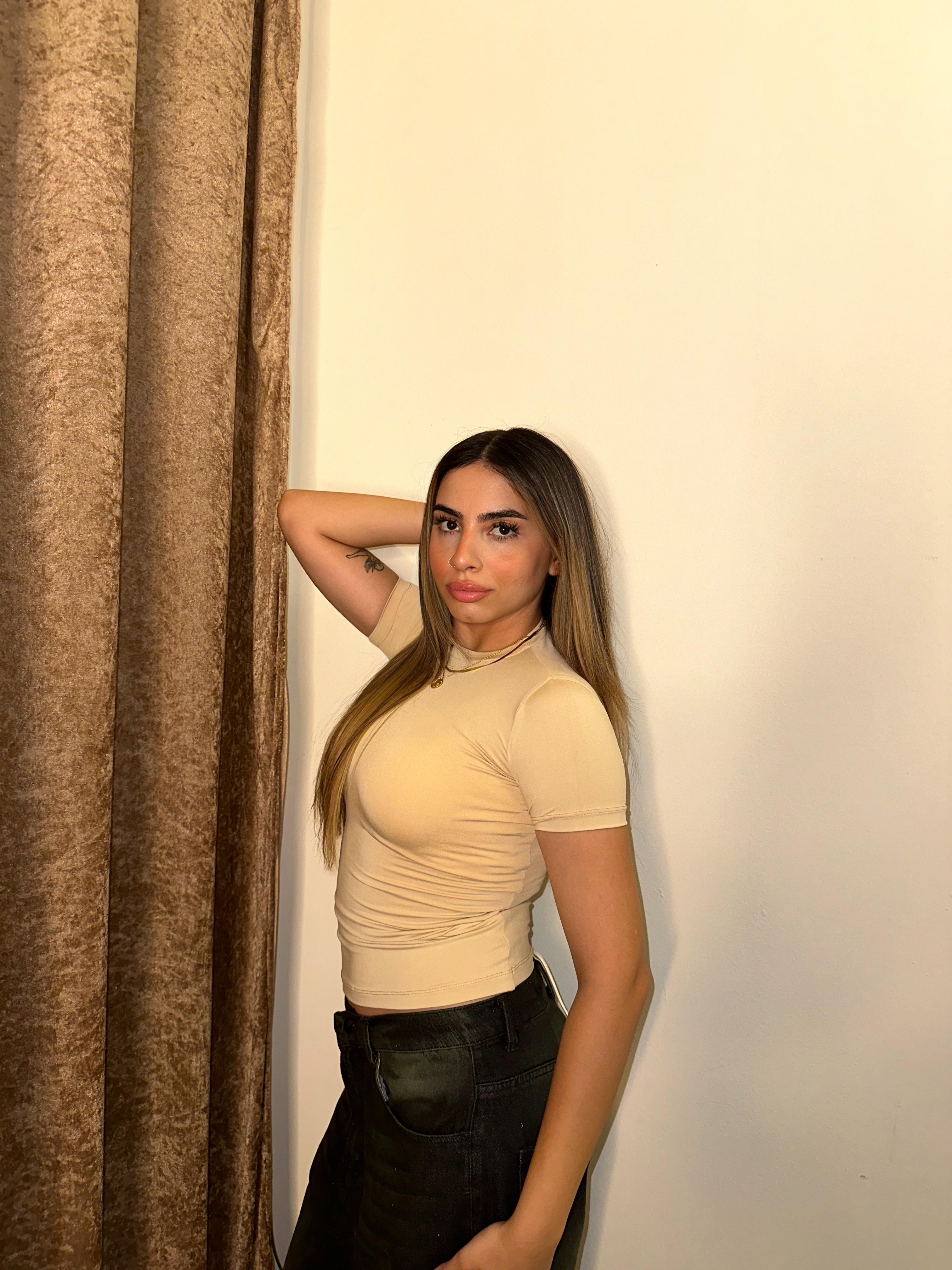 بلوزة بيج أنيقة بأكمام نصفية