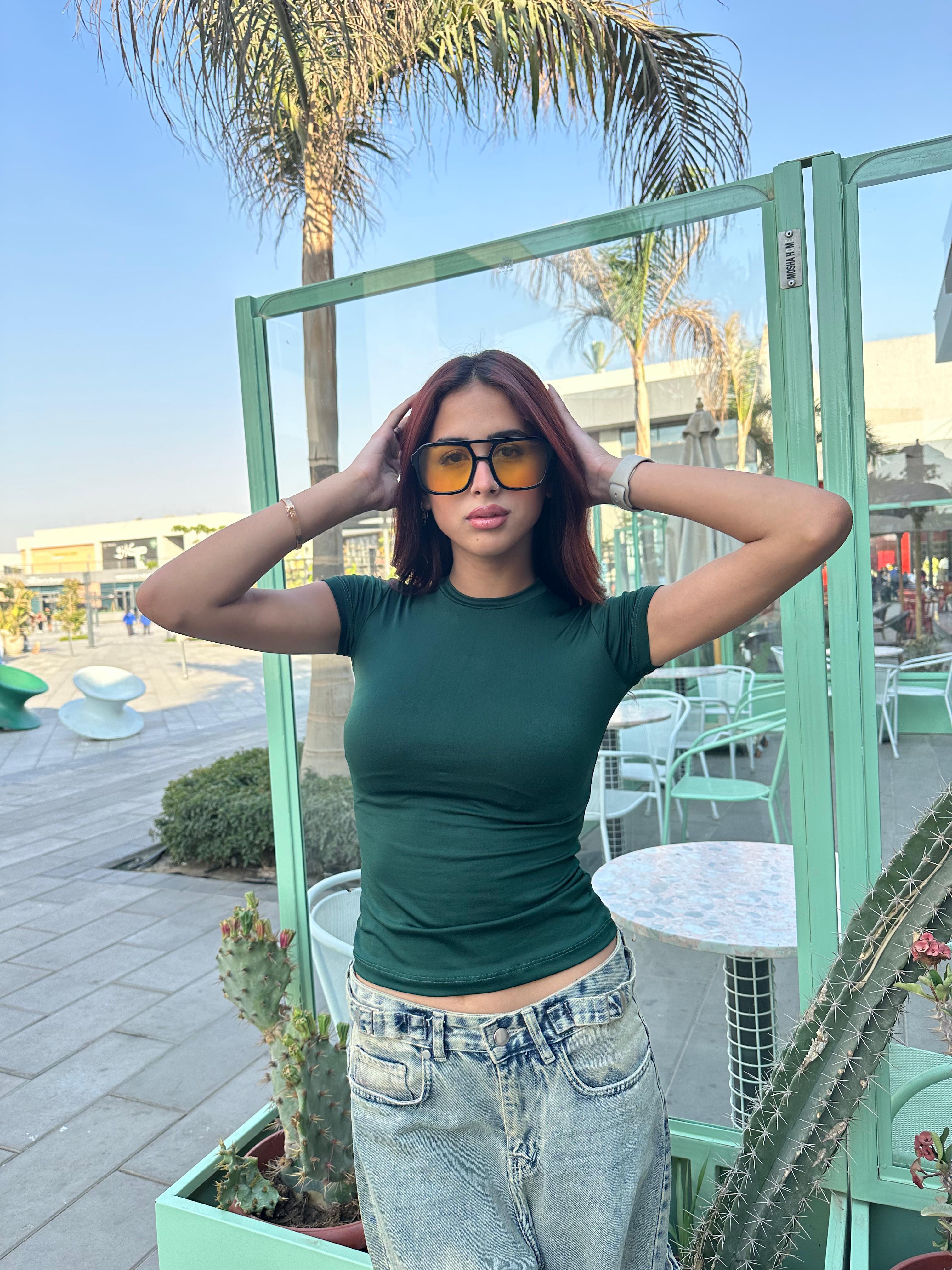 بلوزة خضراء أنيقة بأكمام نصفية